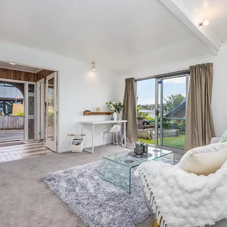 The Hidden Clifftop Gem - Ocean View & Beach Life Auckland Exterior photo